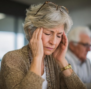 SENIOR STRESS RELIEF TIPS IN VERONA 3 SENIOR WOMAN EXPERIENCING STRESS AND EMOTIONAL FATIGUE AT HOME, HIGHLIGHTING THE IMPORTANCE OF HOME CARE SERVICES IN VERONA, WI.